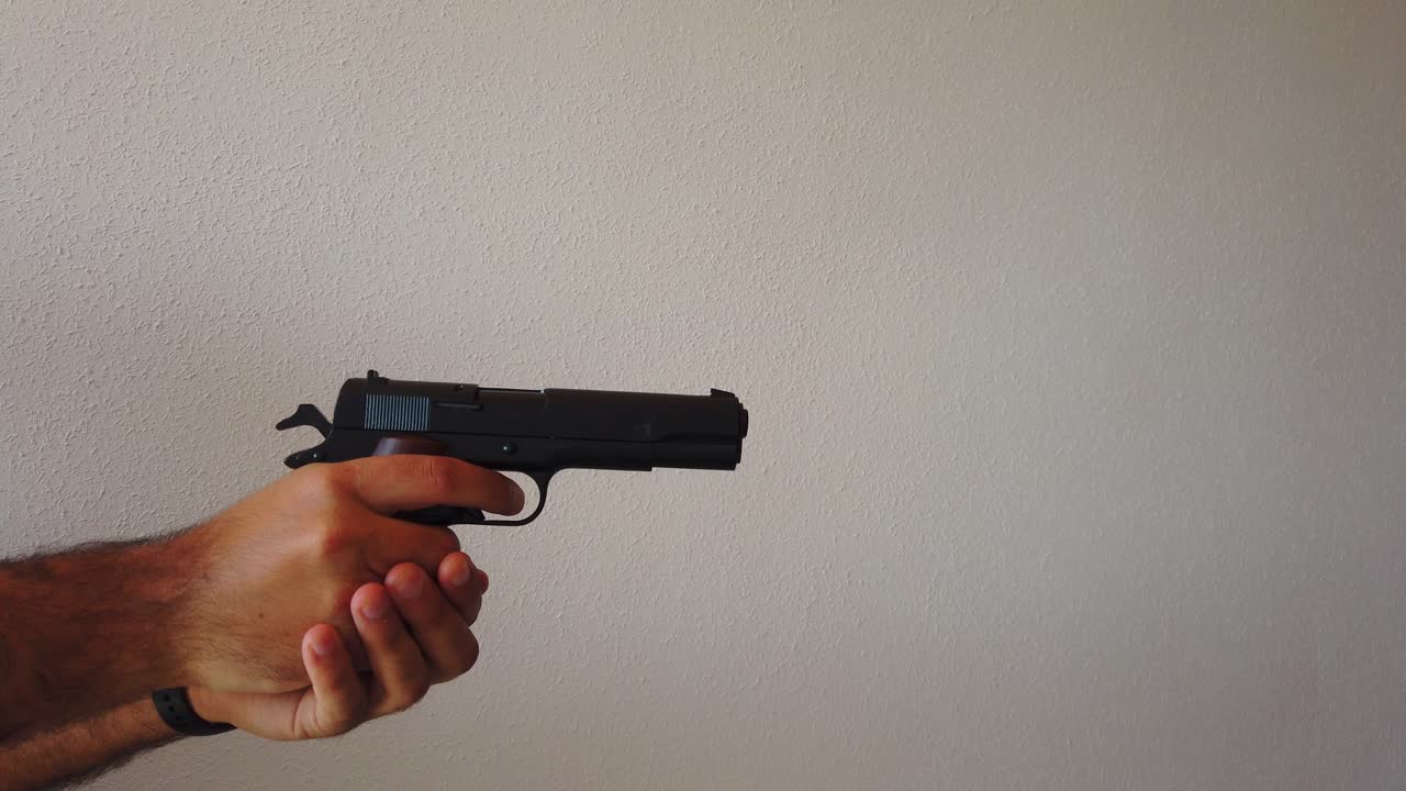 disparar una pistola a cámara lenta con cartuchos voladores