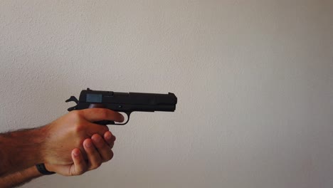 disparar una pistola a cámara lenta con cartuchos voladores