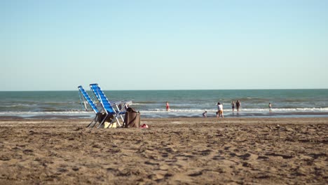 Leere-Strandkörbe-Am-Ufer-Im-Sommer