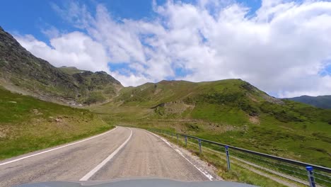 Tranquilo-Viaje-De-Fin-De-Semana-Por-La-Majestuosa-Carretera-De-Montaña-Transfagarasan,-Con-Un-Cielo-Azul-Claro,-Rumania