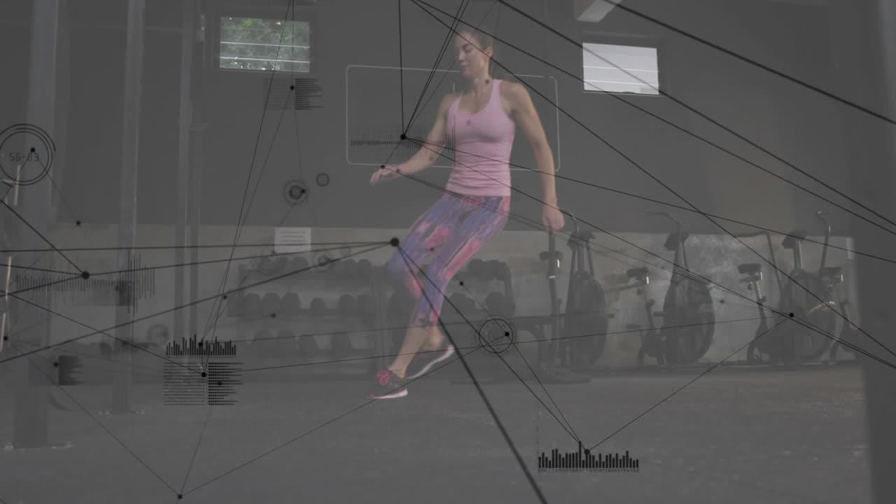 Mulher começando ao sinal, realizando movimentos de agilidade para treino físico com HUD suave mapeando o movimento