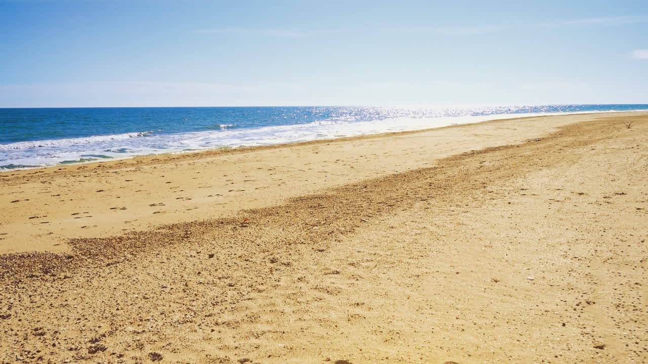 Hav og kyst. Optagelse på stranden. Optagelse i bevægelse