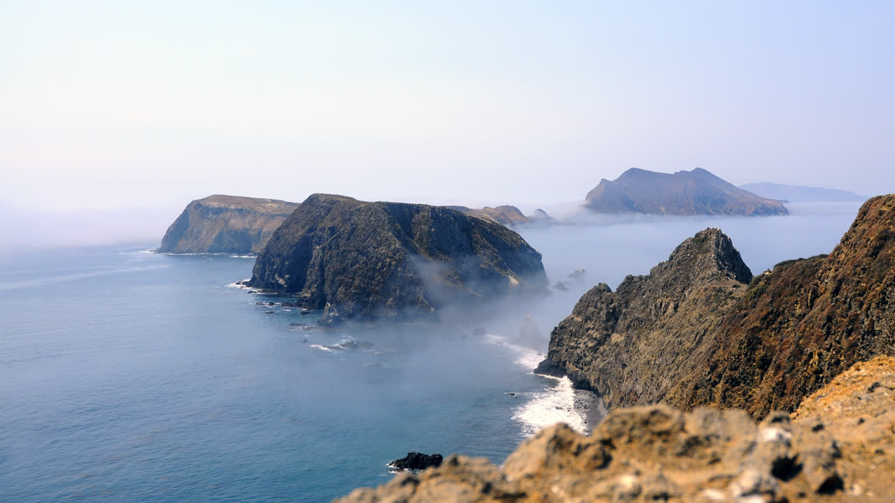 lapso de tiempo de nubes moviéndose y apoderándose de las islas del canal en el sur de california