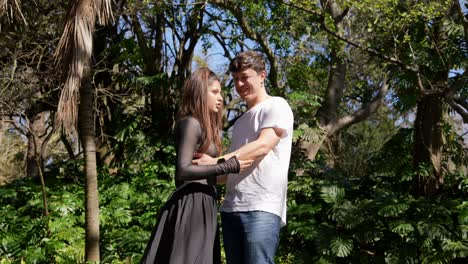 una pareja en un parque.