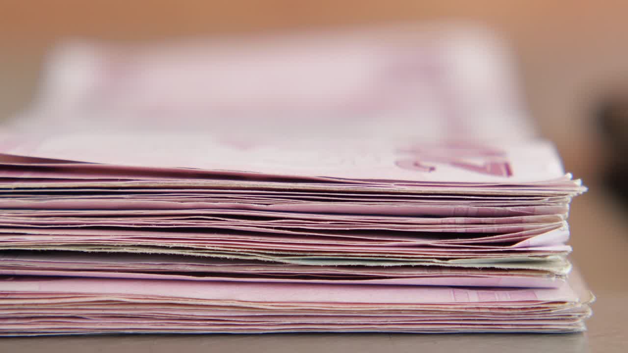 Una pila de papeles