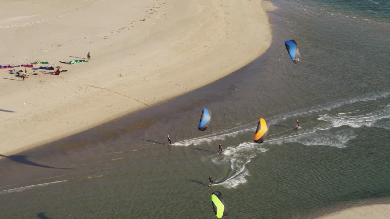 해변에서 카이트보딩