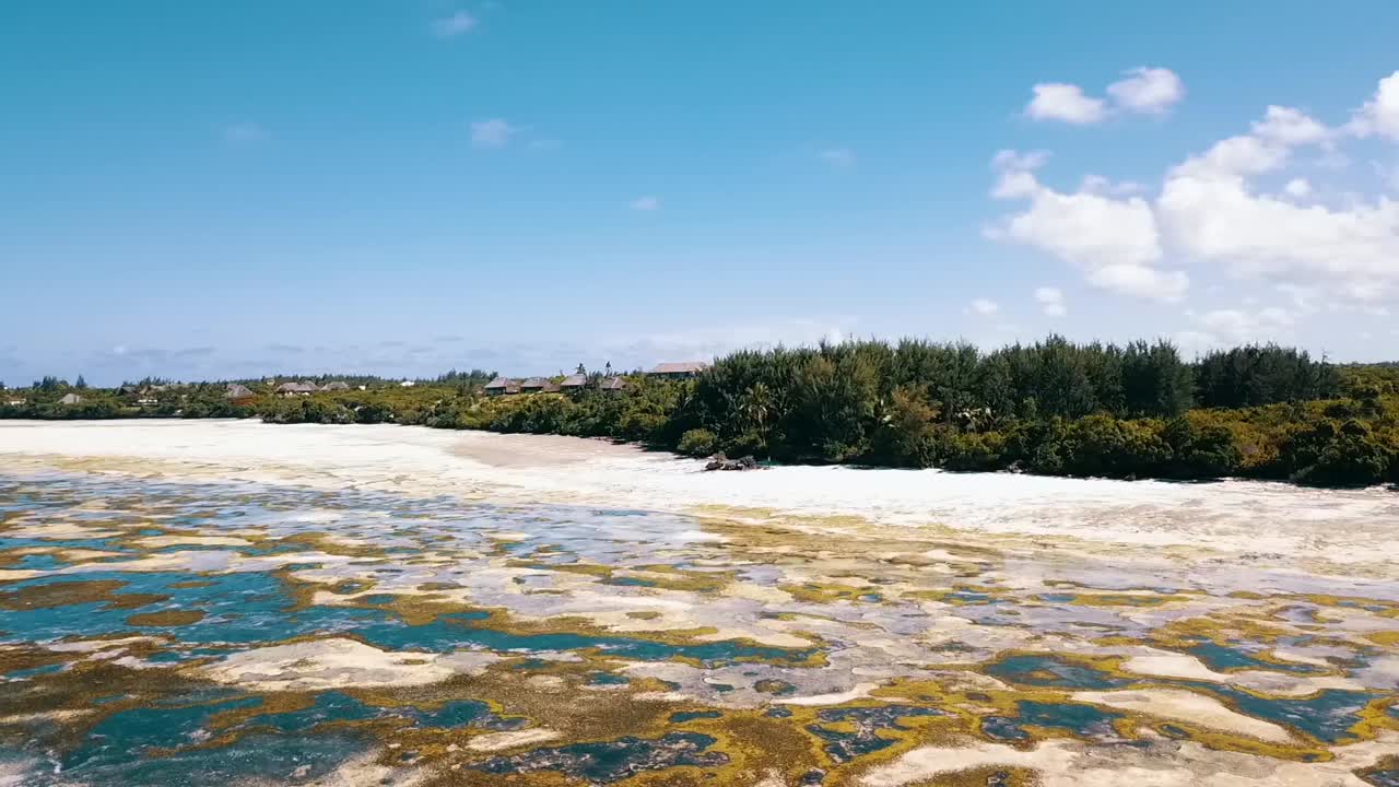 tiro de dron de vuelo de curva más suave al mediodía