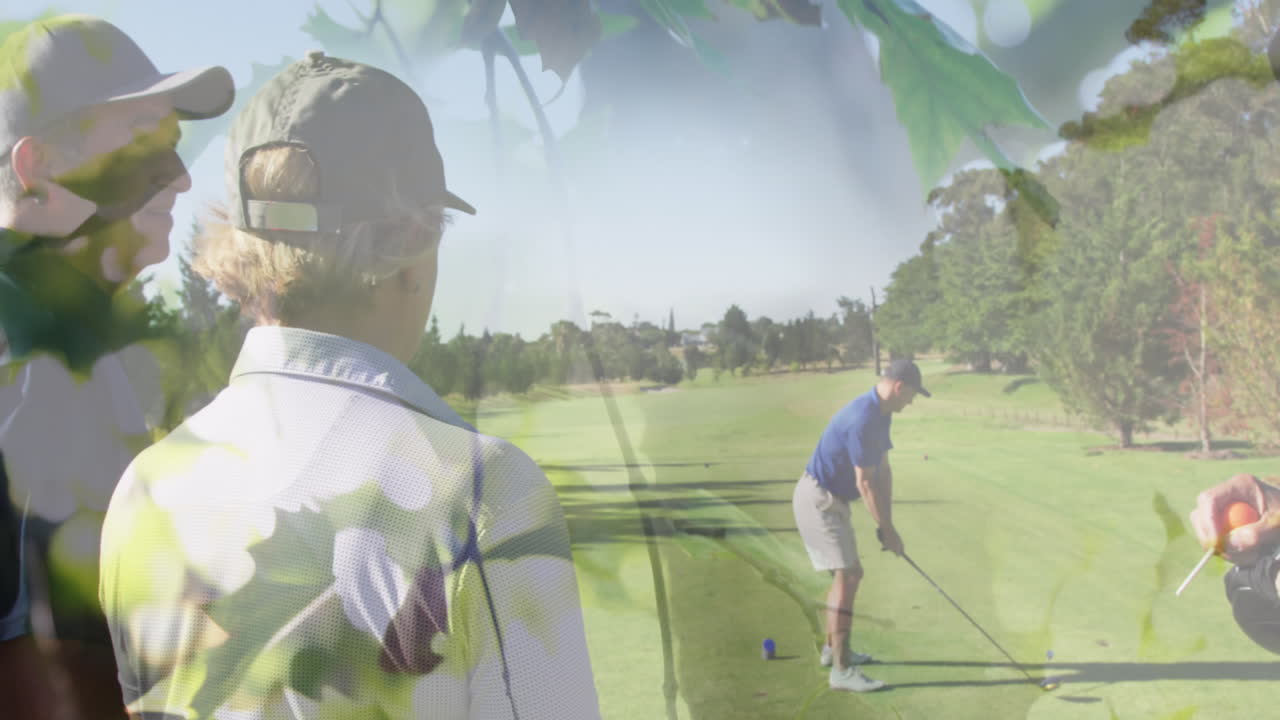 골프 코스에서 골프를 하는 고위 백인 커플 위에 있는 나무들의 애니메이션