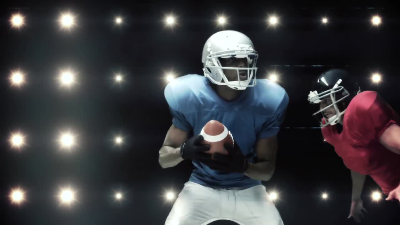 Giocatori di football americano contro luci lampeggianti