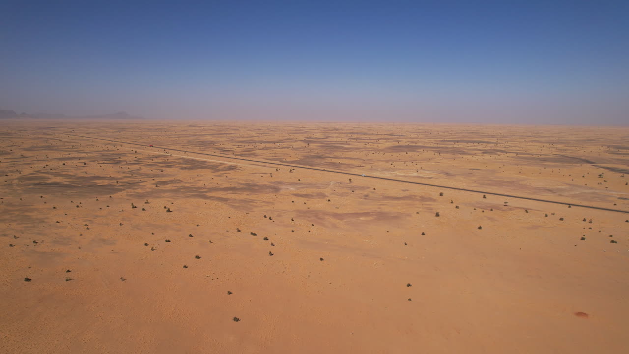 дронный полет над дюнами и пустыней в мавритании, западной сахаре и марокко