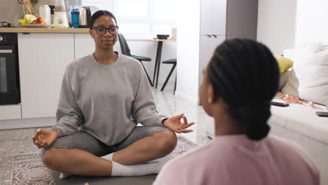 mujeres haciendo yoga
