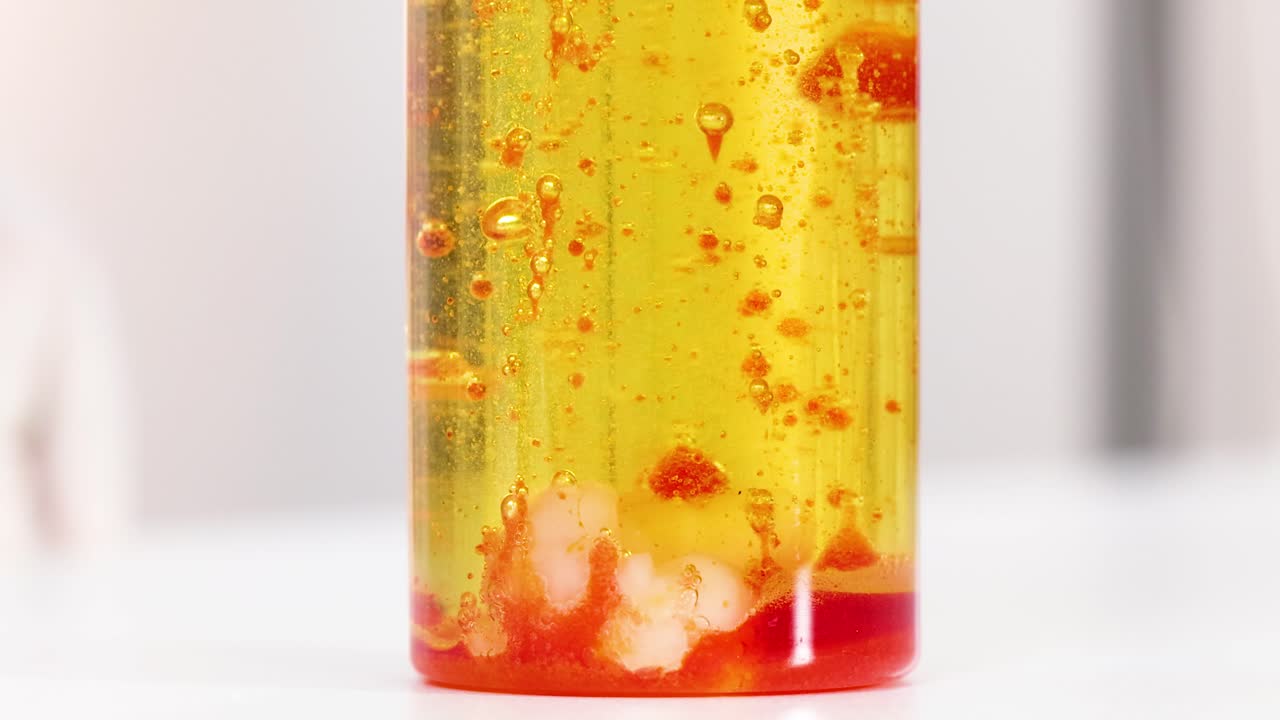 빛나는 반점이 램프에서 올라와 떨어집니다.