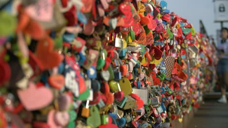 Ziehen-Sie-Den-Fokus-Entlang-Der-Liebesschlösser-Seoul-Tower