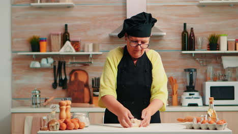 Großmutter-Bereitet-Selbstgebackenes-Brot-Zu