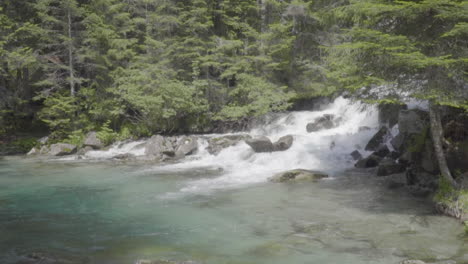 Pequeña-Cascada-En-Un-Bosque-En-Los-Alpes-Italianos-Cámara-Lenta-100fps