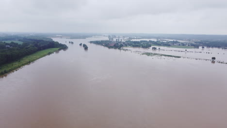 la devastadora inundación provocada por el desbordamiento del río mosa afectó a la región de valonia, en el sur de bélgica