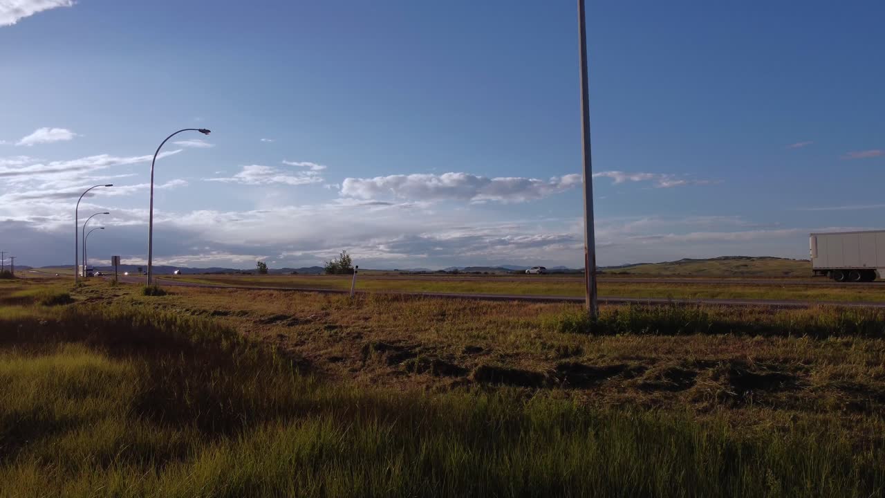 트럭이 낮은 각도 잔디에 접근하는 고속도로