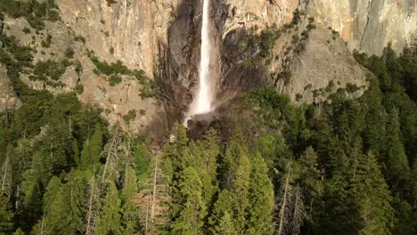 paisaje, avión no tripulado, vistas aéreas y cinematográficas del bosque de mariposa de secuoyas gigantes y las cataratas bridalveil en el parque nacional de yosemite