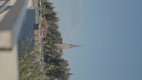 Bezaubernde-Kirche,-Eingebettet-Neben-Einem-Ruhigen-See-Und-Wald,-Umgeben-Von-Der-Atemberaubenden-Naturschönheit-Von-Bariloche,-Patagonien,-Argentinien