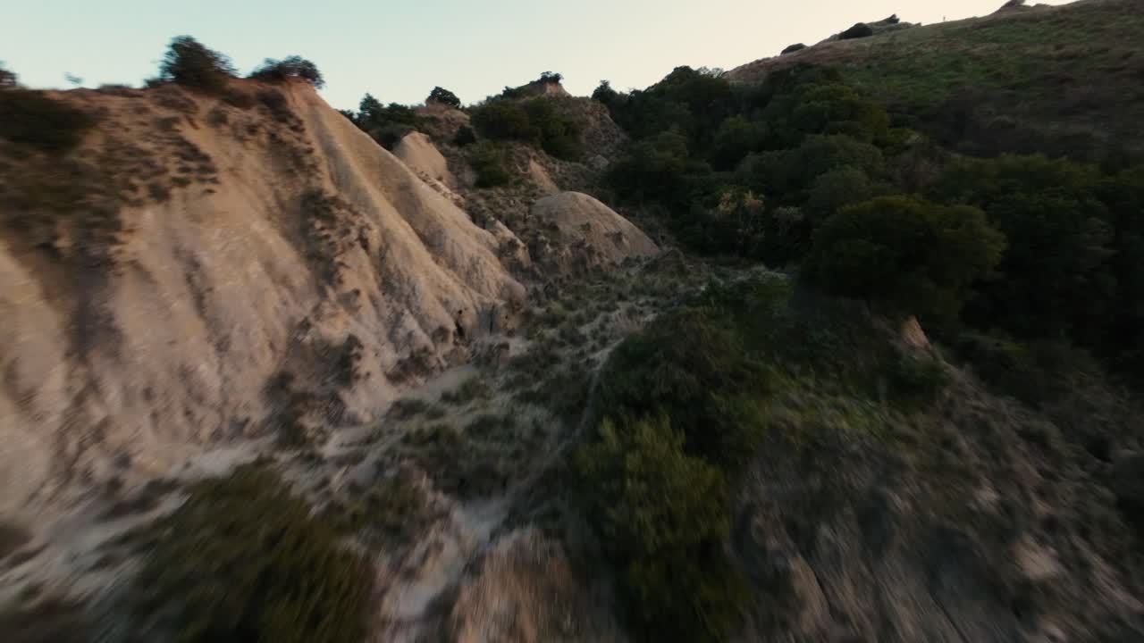 paisaje montañoso de calanchi di aliano en italia durante la puesta de sol
