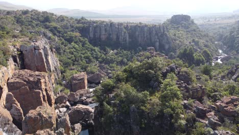 Vista-Aérea-Río-Abajo-De-Las-Cataratas-Del-Río-Treur,-Sudáfrica