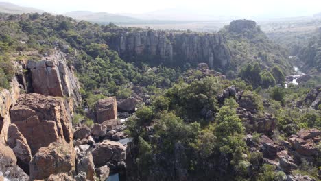vista aérea río abajo desde treur river falls, sudáfrica