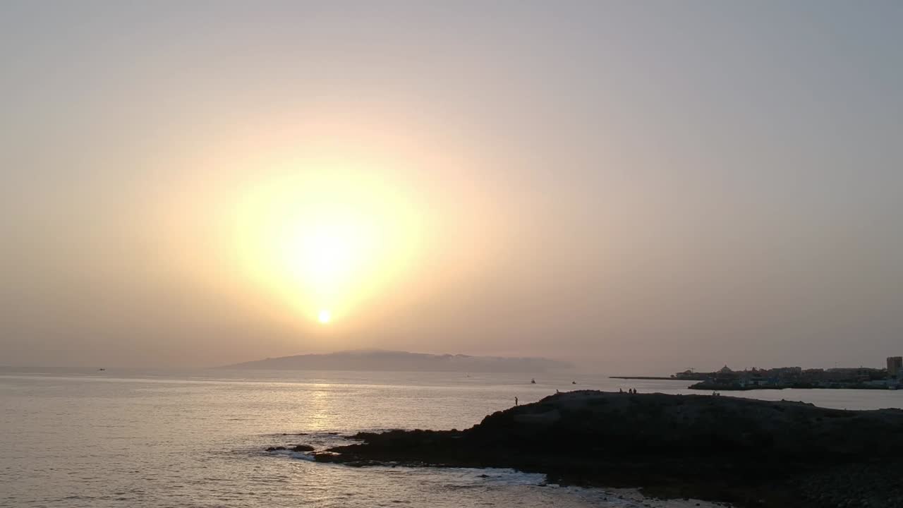 멀리 있는 테네리페 해안과 고메라 섬의 실루엣 위로 장엄한 일몰