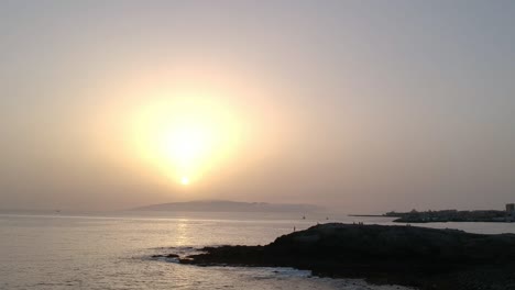 Majestuosa-Puesta-De-Sol-Sobre-La-Silueta-De-La-Costa-De-Tenerife-Y-La-Isla-Gomera-En-La-Distancia