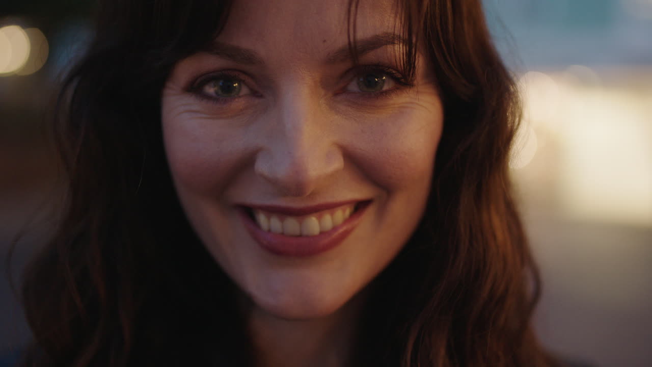 retrato en primer plano de una hermosa mujer morena sonriendo feliz ante la cámara una sonrisa encantadora y sofisticada