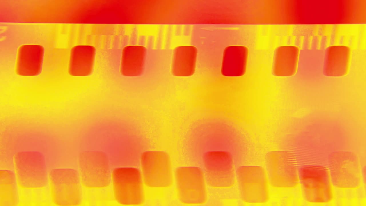 Primo Piano di Striscia di Pellicola da 35mm in Movimento con Effetto Colore Termico