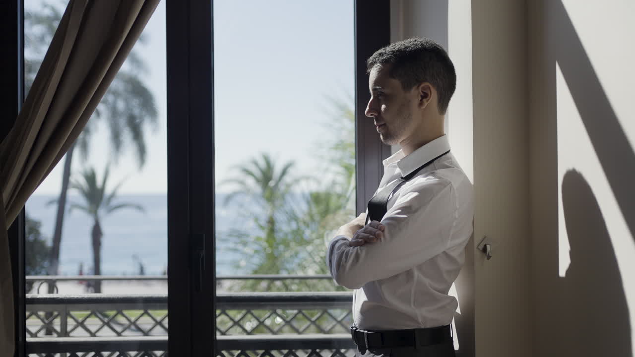 hombre mirando por la ventana