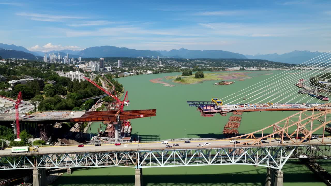Auto che guidano sul ponte Pattullo sul fiume Fraser con la costruzione del ponte sostitutivo nella Metro Vancouver, Columbia Britannica. - ripresa aerea