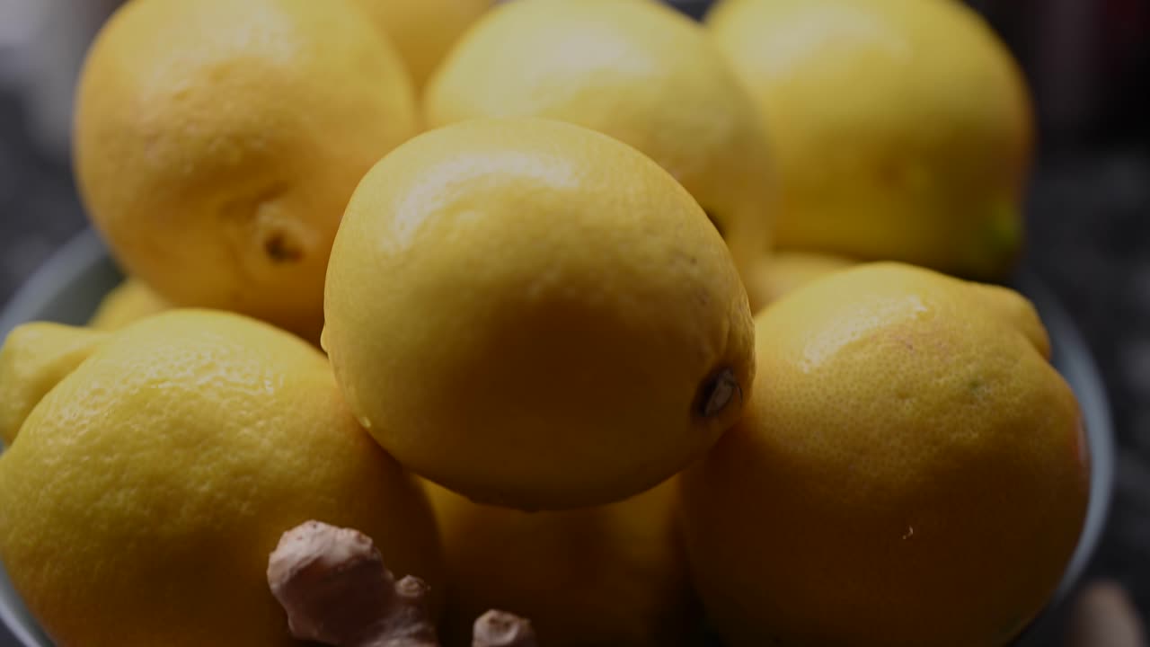 레몬, 생강, 계피 나무 아래로 패닝 영상