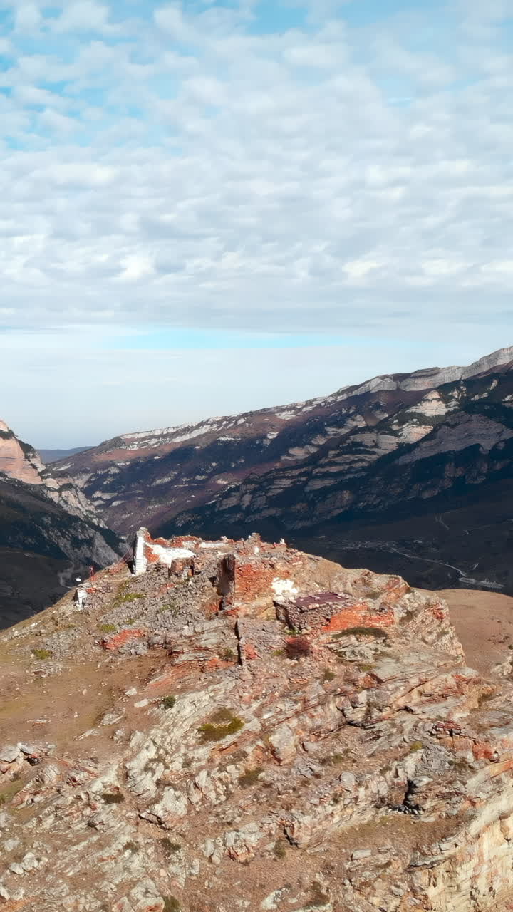 Veduta aerea di antiche rovine montane su una cima rocciosa