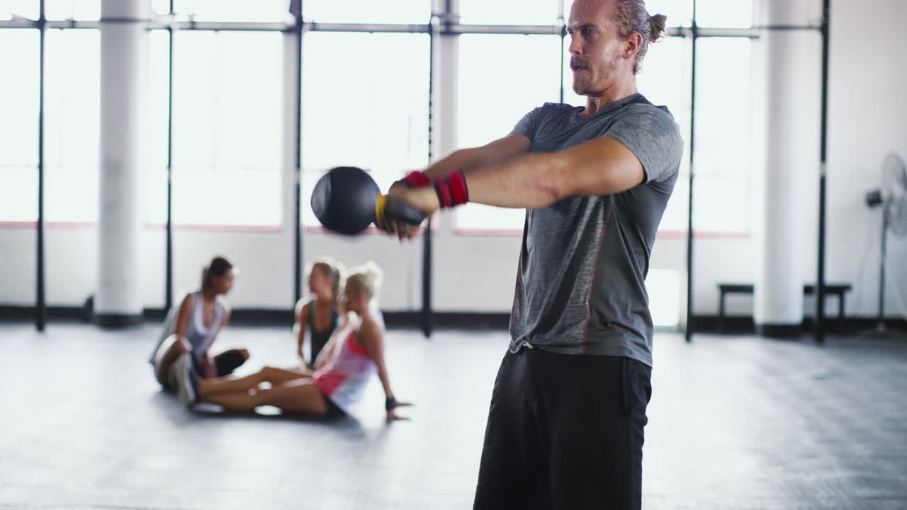 힘을 얻기 위해 흔들리는