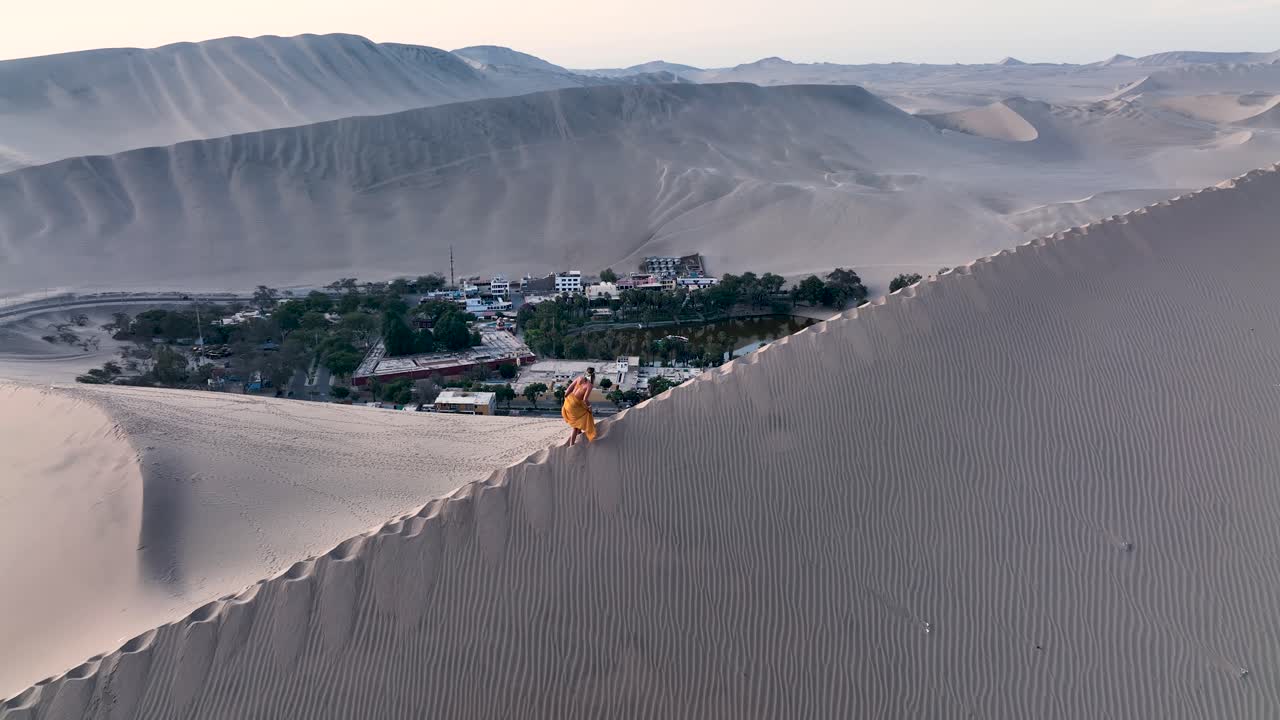 모래 언덕을 걷는 여자