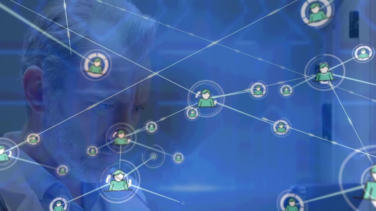 디지털 태블릿을 사용하고 미소 짓는 백인 남성 의사의 초상화에 대한 디지털 아이콘 네트워크