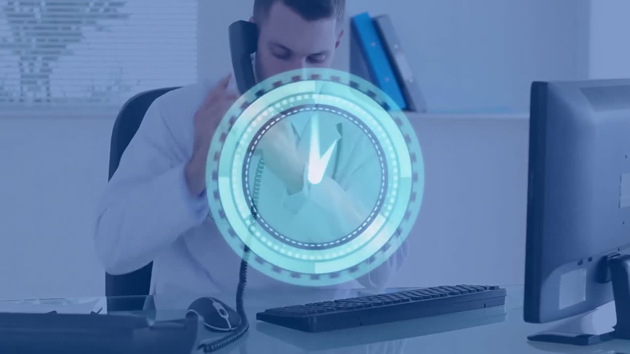 animación de un reloj digital sobre un médico hablando por teléfono y usando una computadora