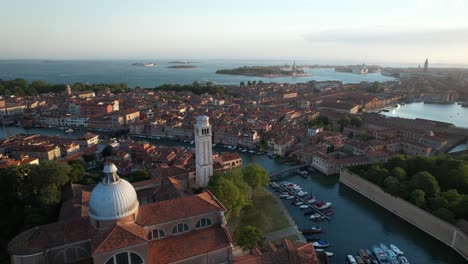 drones aéreos vuelan sobre el gran canal de venecia italia, arquitectura de la ciudad, basílica, góndolas y barcos en verano romántico en el destino turístico europeo