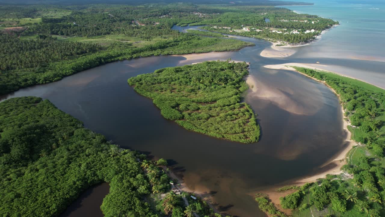 volando sobre la playa de são miguel dos milagres en el estado de alagoas, brasil.