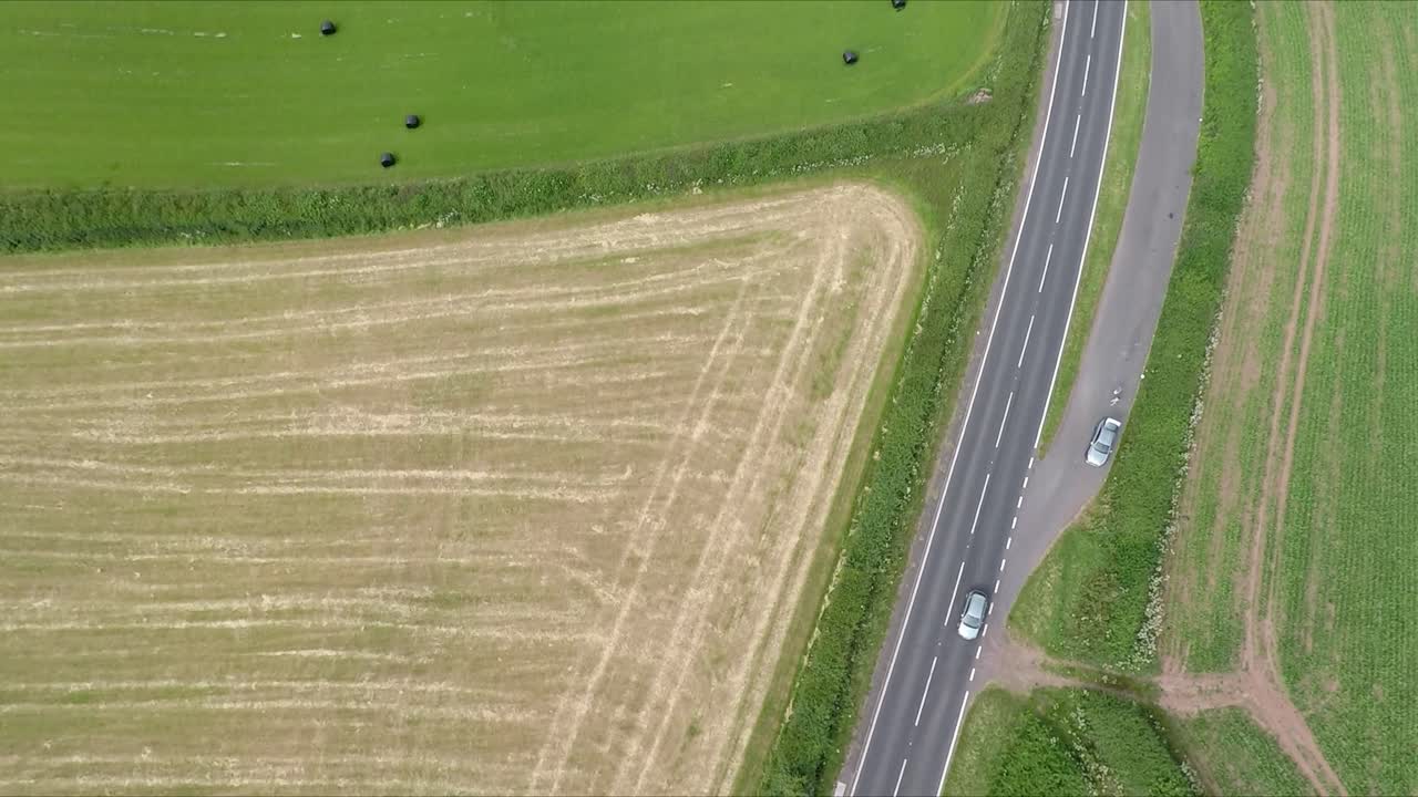 carreteras rurales y granjas en gales con video de drones inclinándose hacia arriba