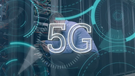 Mann-Installiert-5G-Geschwindigkeit-Auf-Servertürmen