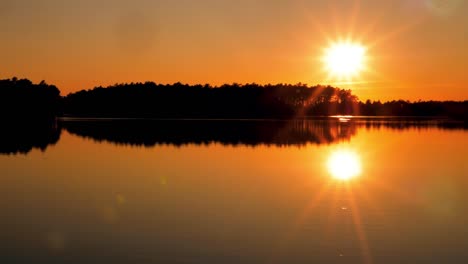 Puesta-De-Sol-Dorada-Junto-Al-Lago