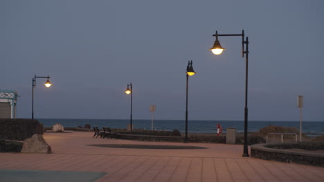 Leere-Strandpromenade