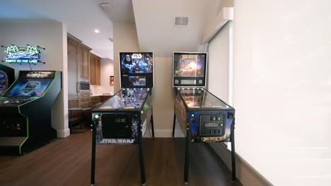 Máquinas-De-Pinball-Una-Al-Lado-De-La-Otra-En-Una-Lujosa-Sala-De-Juegos-En-Casa