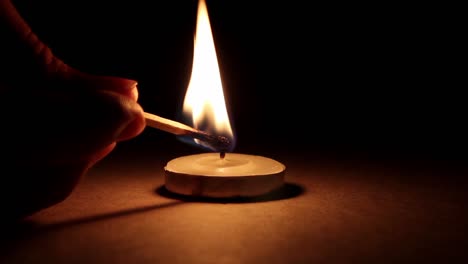 la oscuridad de la vela de iluminación 4