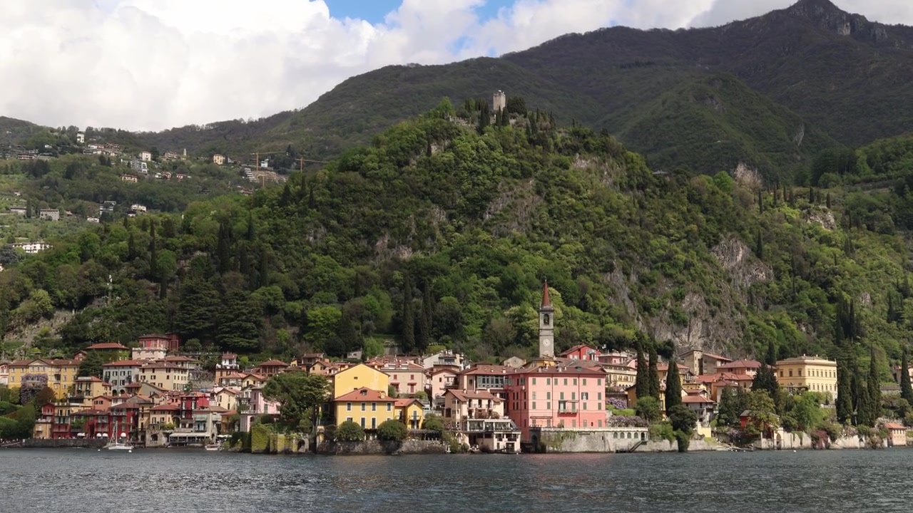 Piccolo paese sul lago di Como con case colorate, Varenna, Italia settentrionale