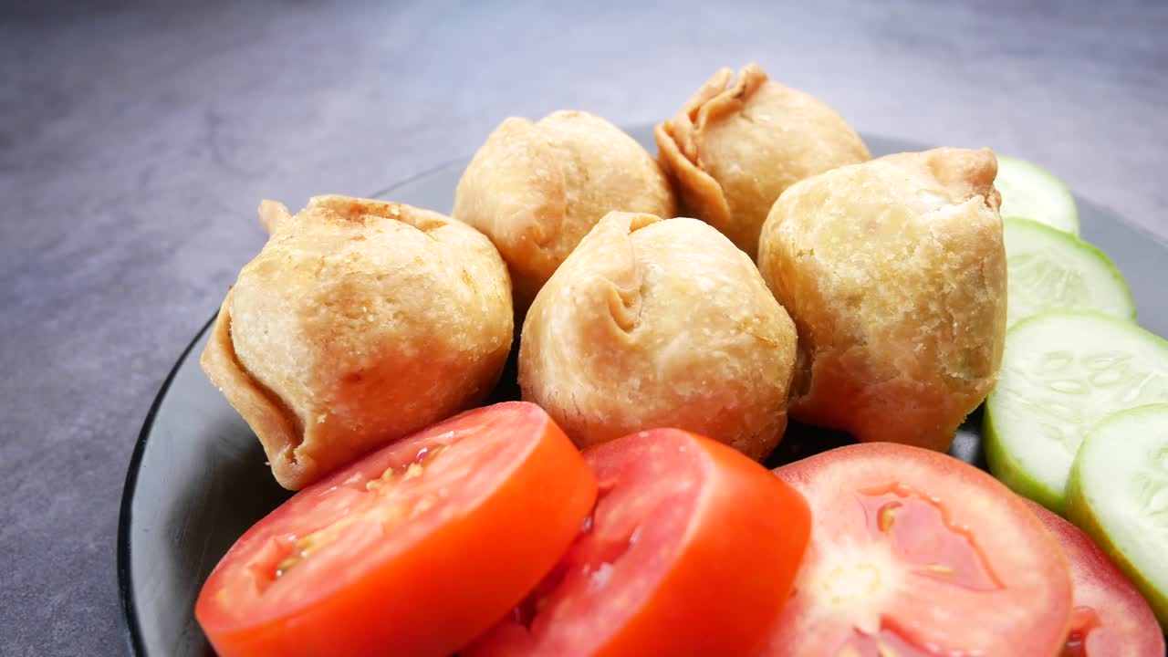 판 위 에 있는 인도 음식 싱가라 의 세부 사진