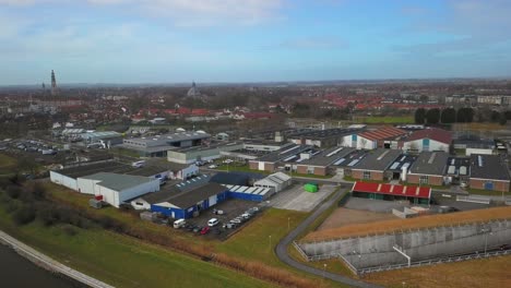 La-Ciudad-Histórica-De-Middelburg-Con-En-Primer-Plano-Un-Canal-Y-Una-Zona-Industrial