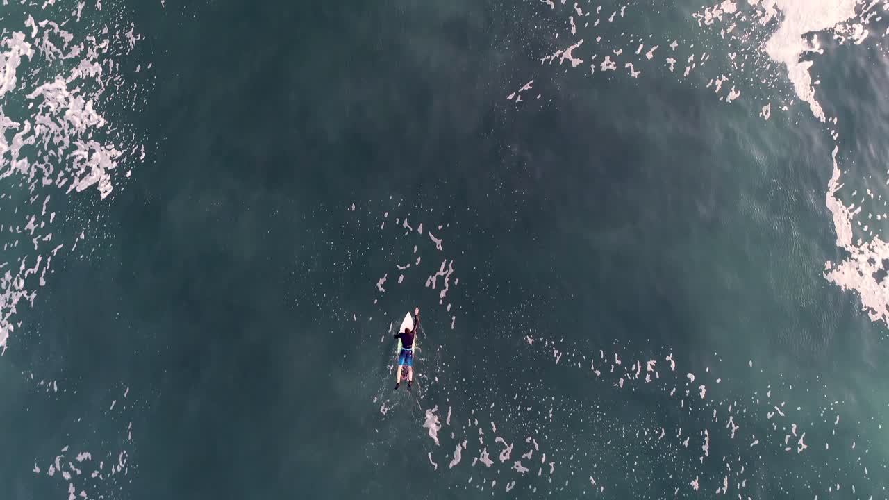 한 사람과 함께 서핑하는 파란 바다 물 전망 바란간 발리 인도네시아 동남아시아에서 4k 탑 뷰 패들 스포츠